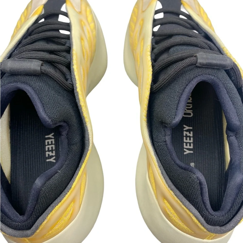 The adidas Yeezy 700 V3 ‘Safflower great condition!